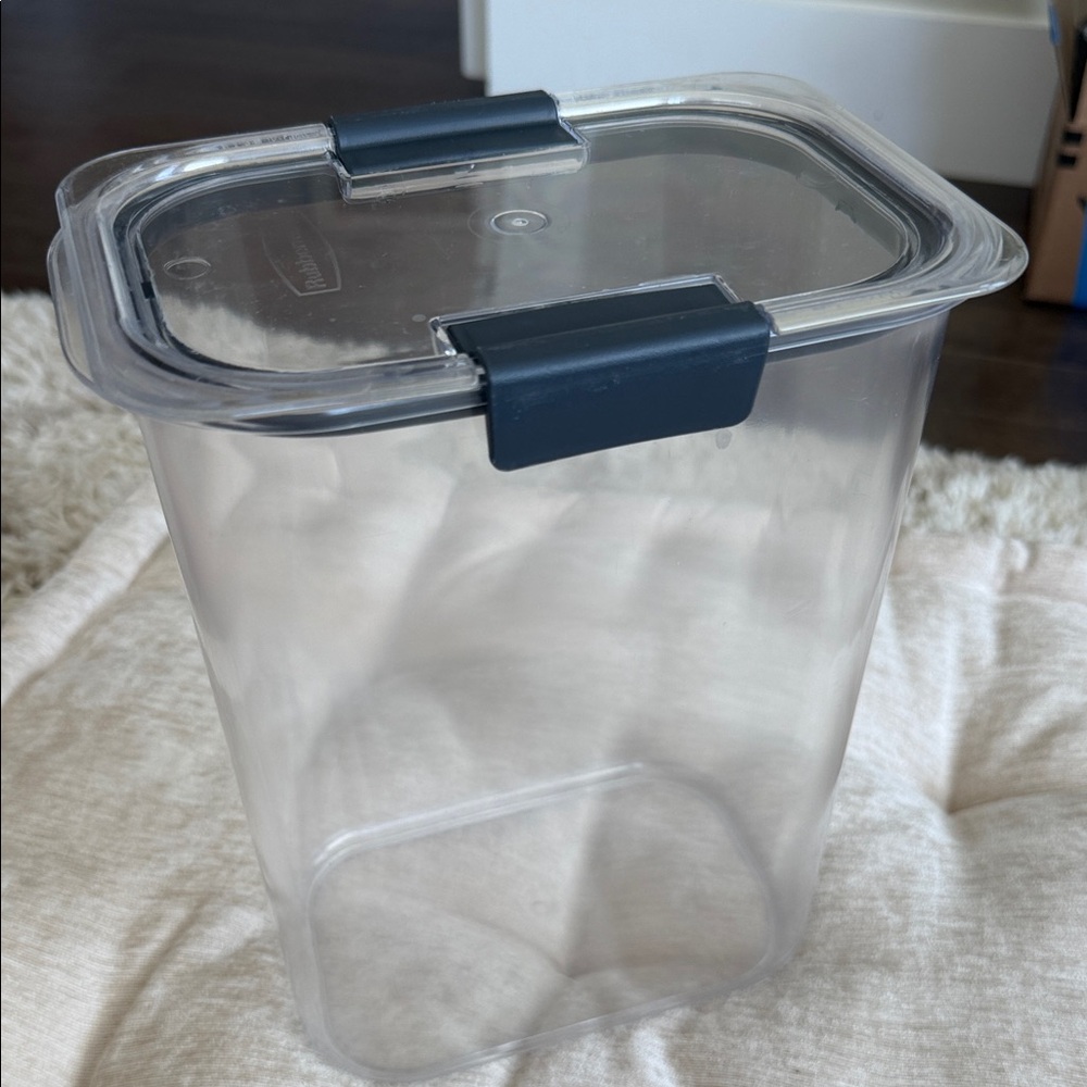 Rubbermaid Clear Food Storage Container 3.7 L